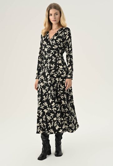 Długa sukienka o swobodnym kroju