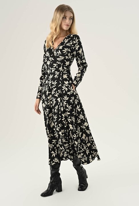 Długa sukienka o swobodnym kroju