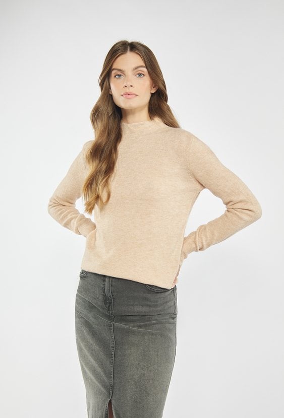 Sweter o prostym kroju