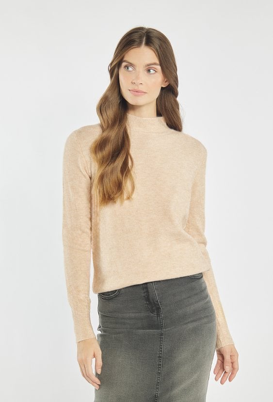 Sweter o prostym kroju