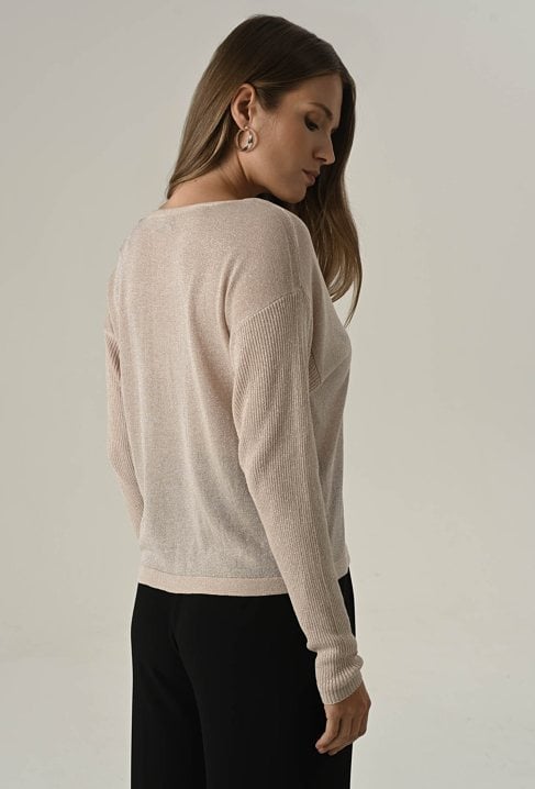 Lekki sweter z wiskozy z metaliczną nicią