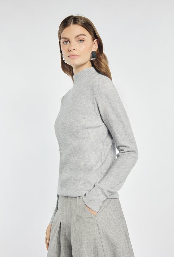 Sweter o prostym kroju