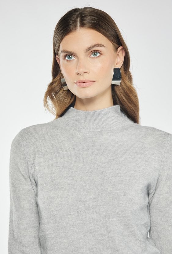 Sweter o prostym kroju