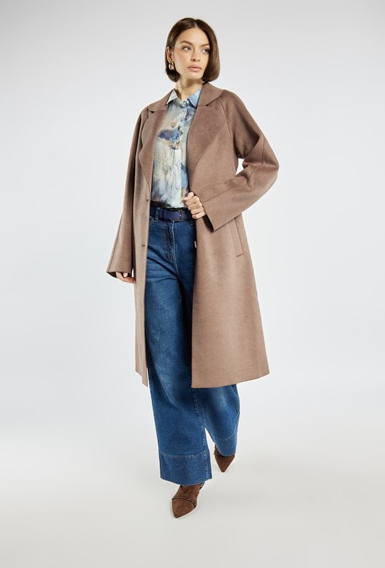 Stylowy płaszcz z wiązaniem