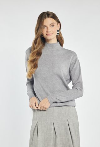 Sweter o prostym kroju