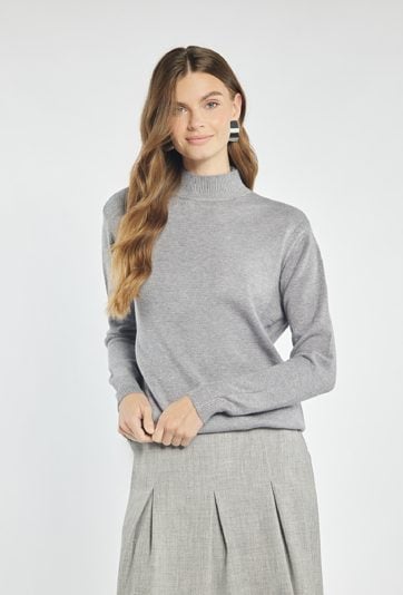 Sweter o prostym kroju