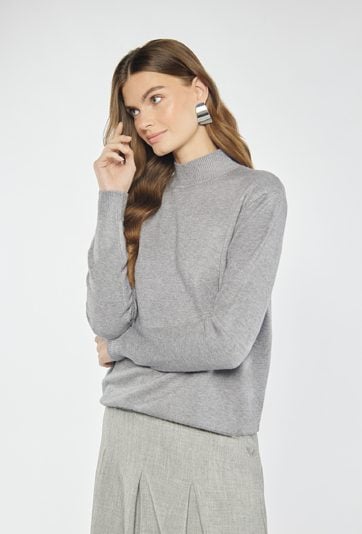 Sweter o prostym kroju