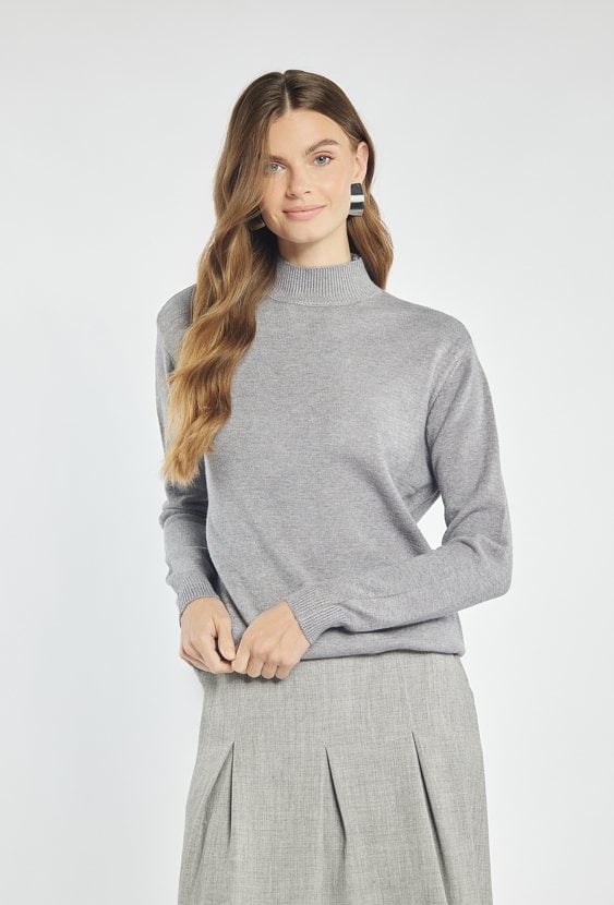 Sweter o prostym kroju