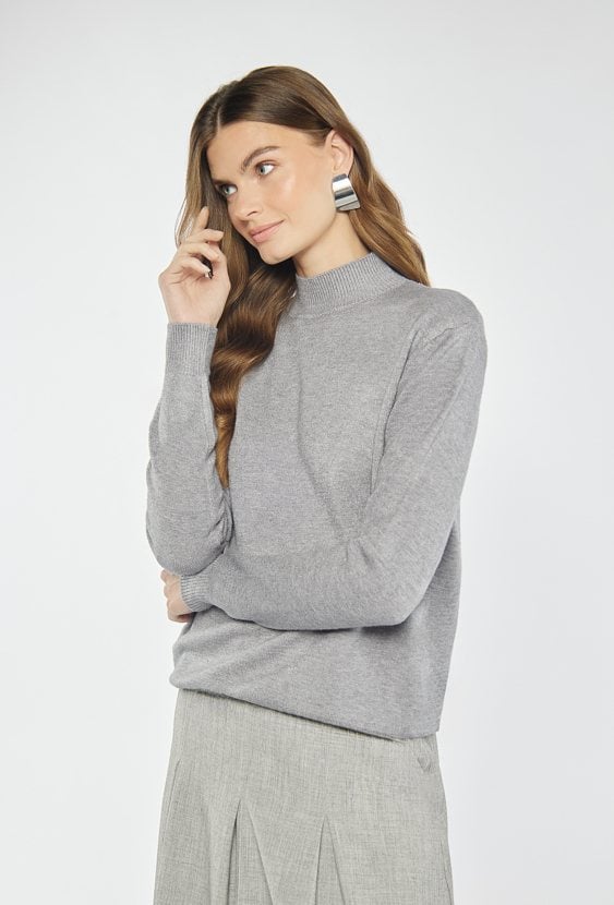 Sweter o prostym kroju