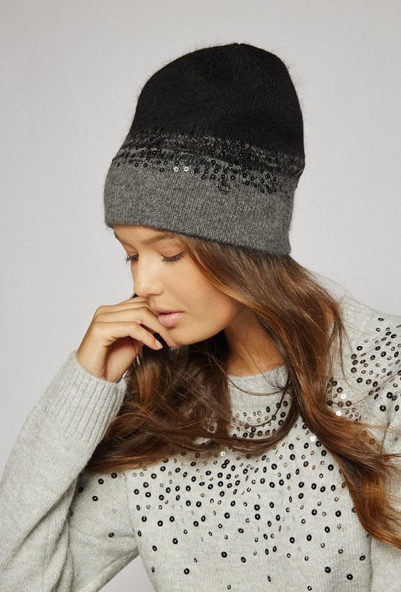 Czapka z cekinami