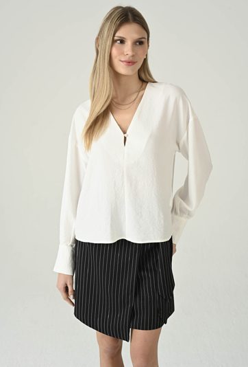 Biała bluzka damska z dekoltem V