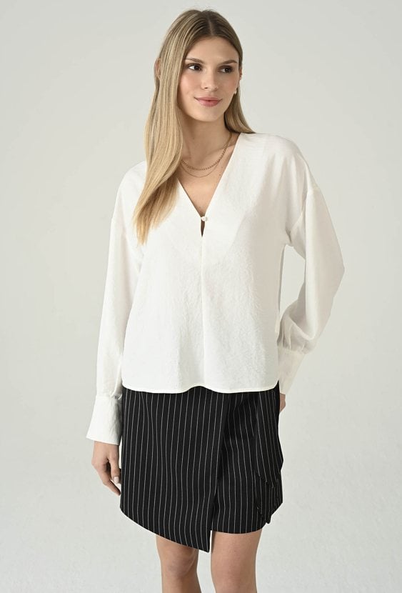 Biała bluzka damska z dekoltem V