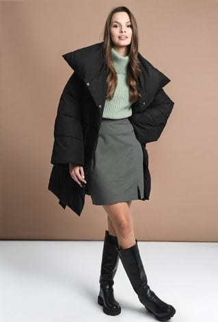 Czarna ocieplana kurta w wysokim kołnierzem