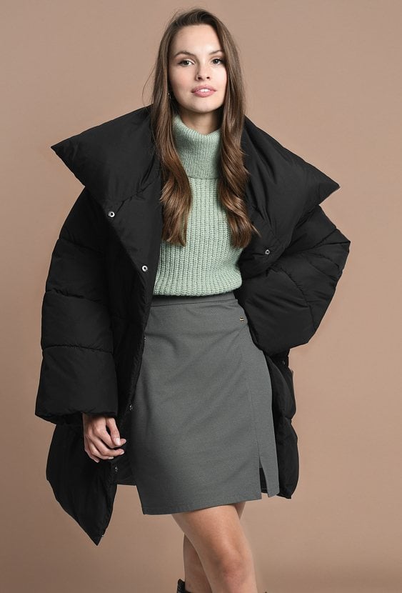 Czarna ocieplana kurta w wysokim kołnierzem