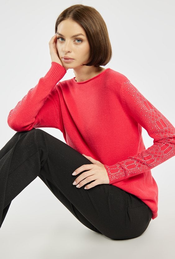 Sweter z połyskiem na rękawach