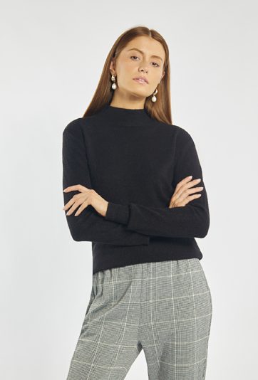 Sweter o prostym kroju