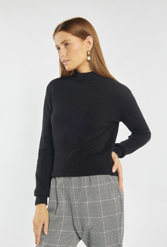 Sweter o prostym kroju