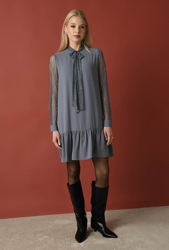 Sukienka z koronkowym rękawem