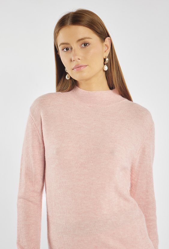 Sweter o prostym kroju