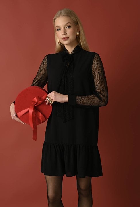 Czarna sukienka z koronkowym rękawem