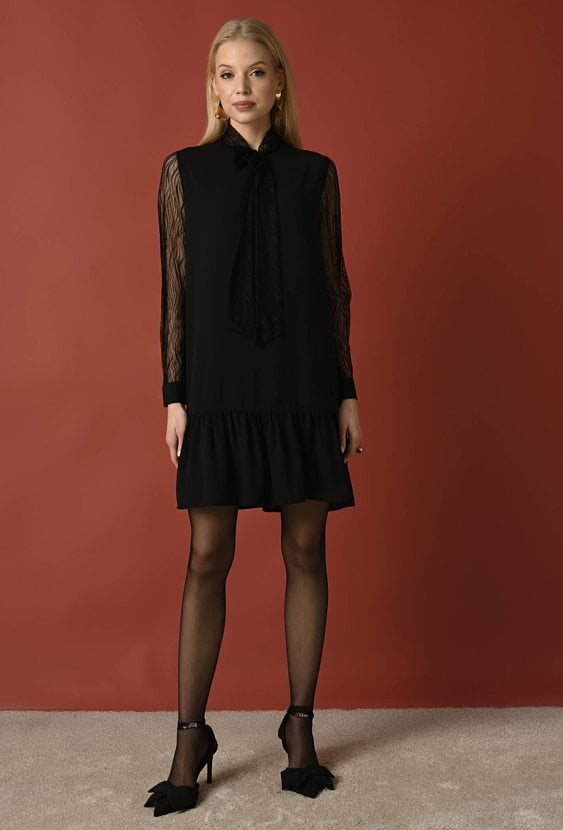 Czarna sukienka z koronkowym rękawem