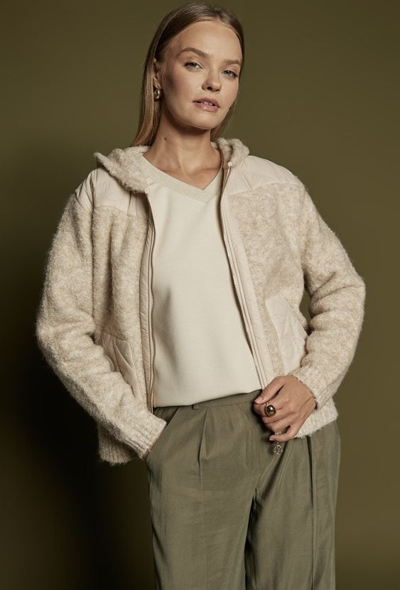Sweter z kapturem