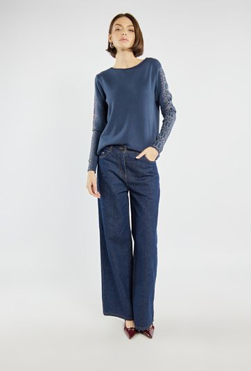 Sweter z połyskiem na rękawach