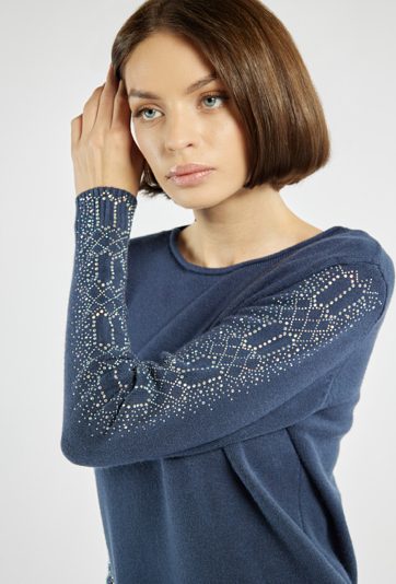 Sweter z połyskiem na rękawach