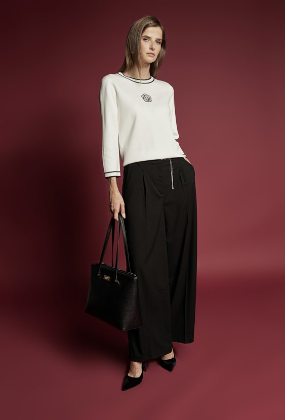 Elegancki sweter z kwiatkiem