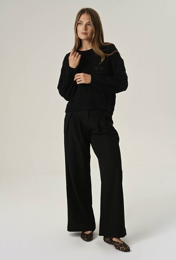 Czarny ażurowy sweter