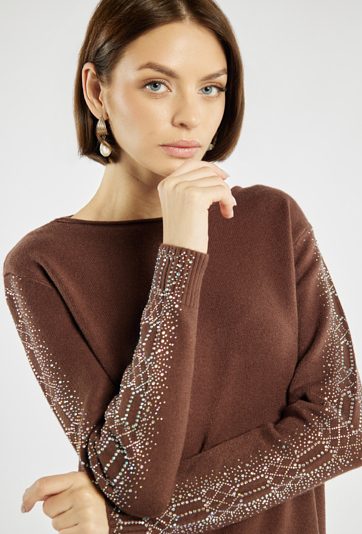 Sweter z połyskiem na rękawach