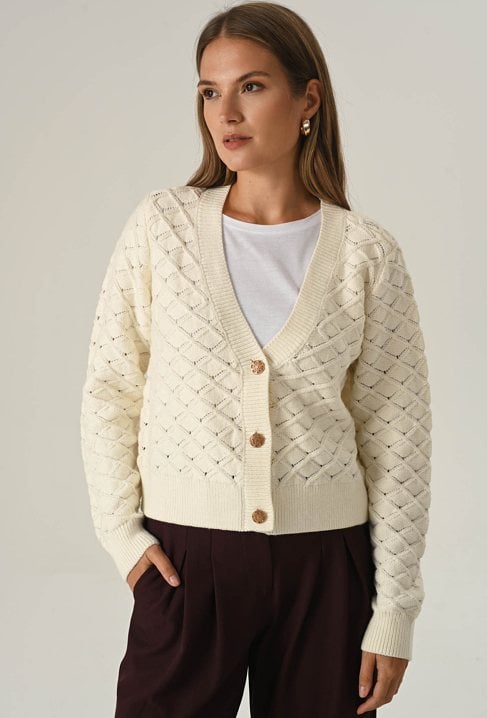 Ażurowy kardigan z ozdobnymi guzikami