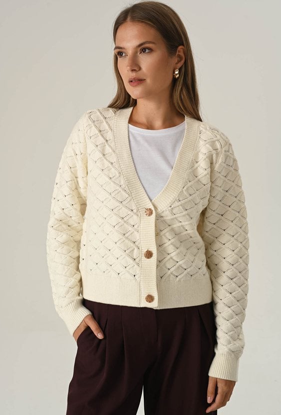 Ażurowy kardigan z ozdobnymi guzikami