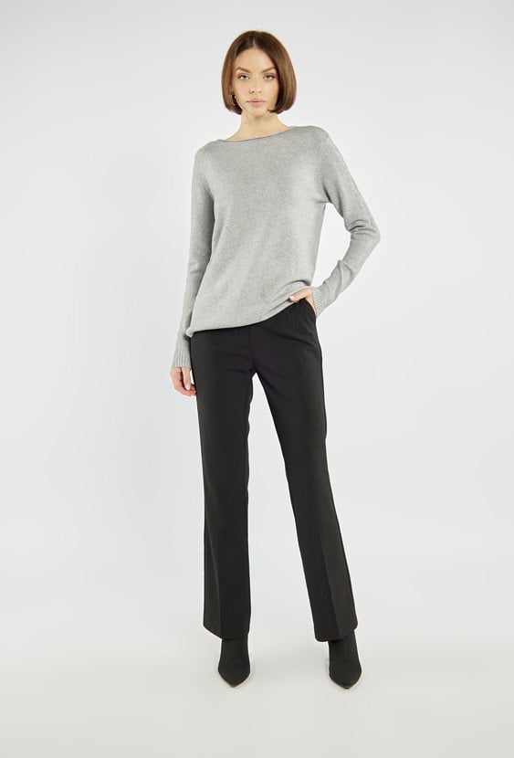 Sweter z połyskiem na rękawach