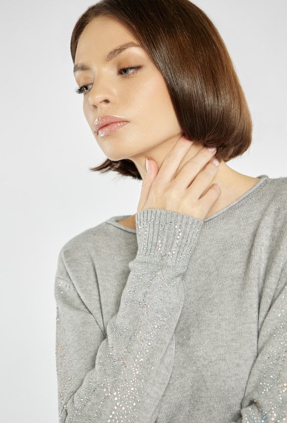 Sweter z połyskiem na rękawach