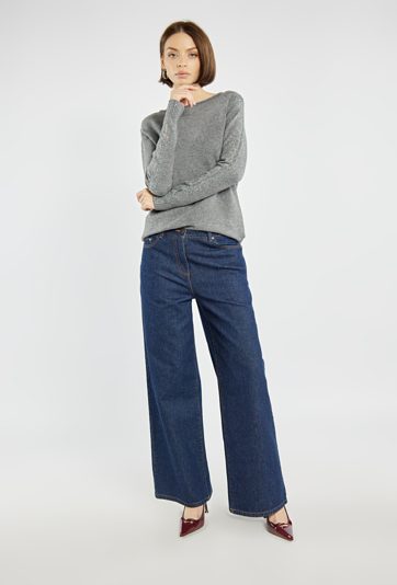 Sweter z połyskiem na rękawach