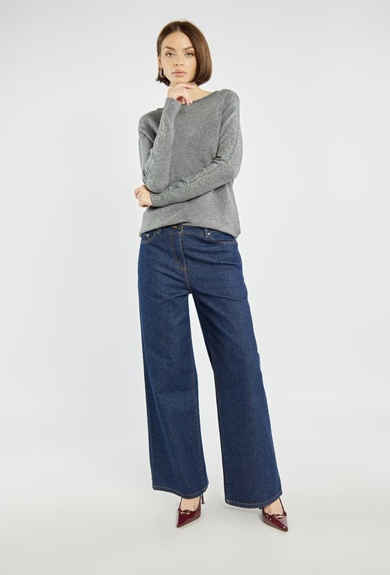 Sweter z połyskiem na rękawach