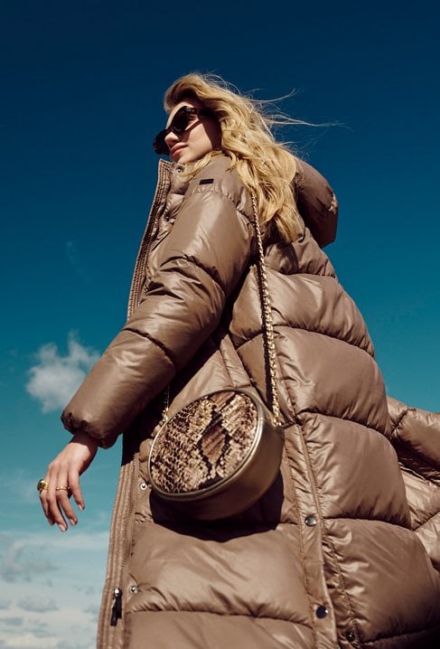 Długi pikowany płaszcz z kapturem