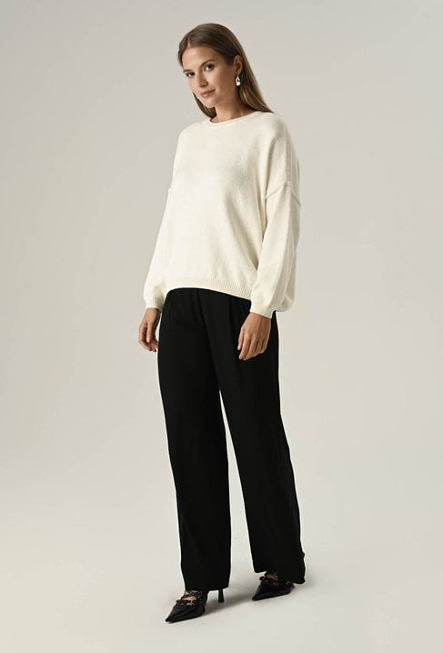 Biały klasyczny sweter z bawełną