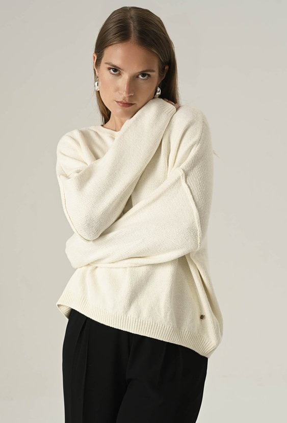 Biały klasyczny sweter z bawełną