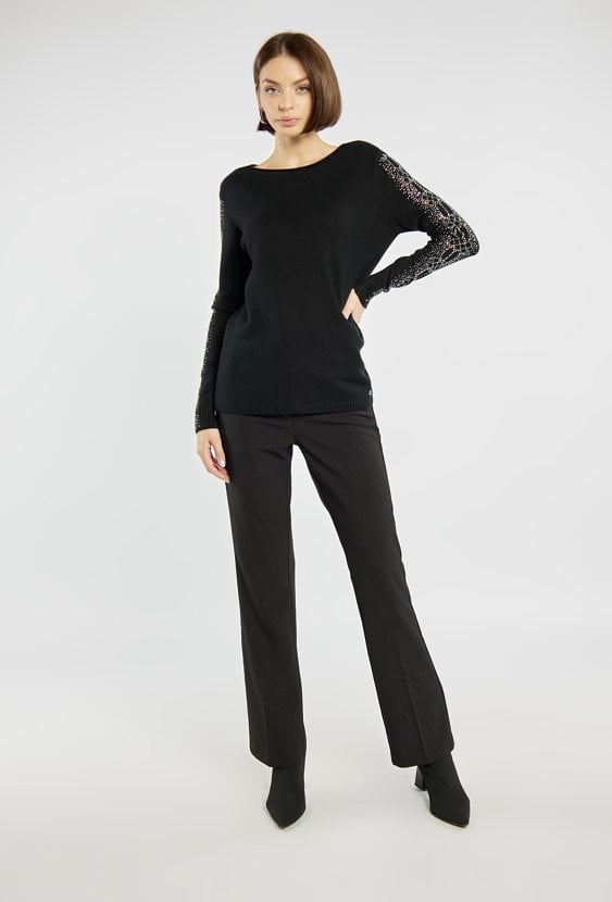 Sweter z połyskiem na rękawach