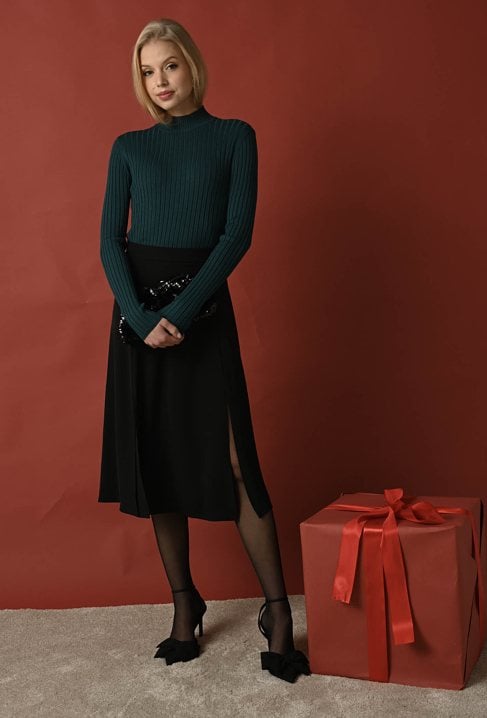 Dopasowany zielony golf w prążek