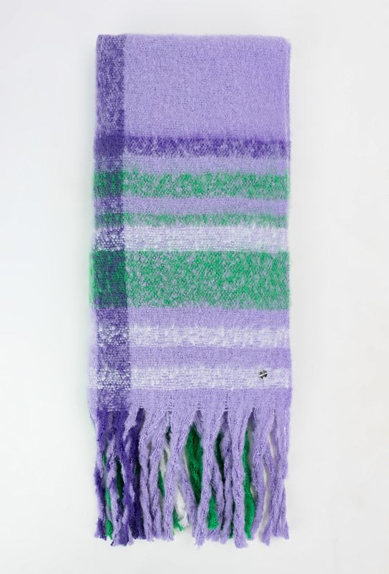 Puchaty szal w kratę