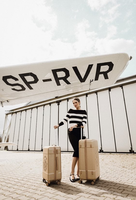 Sukienka z odkrytymi ramionami