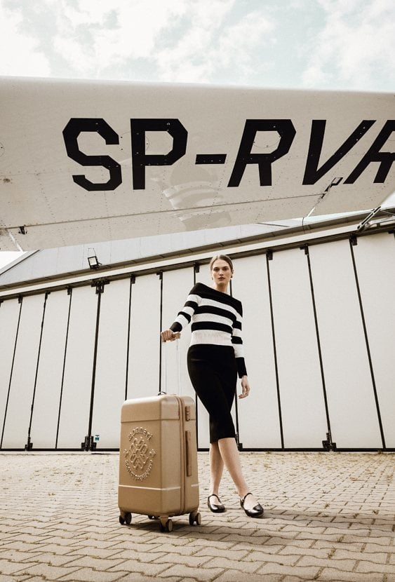 Sukienka z odkrytymi ramionami