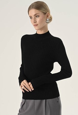 Dopasowany czarny golf w prążek