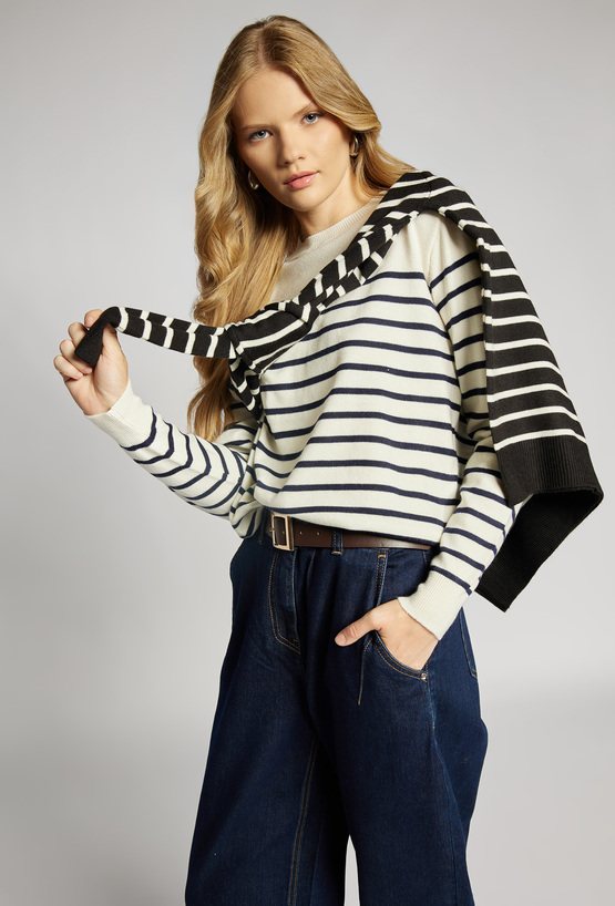 Sweter w paski