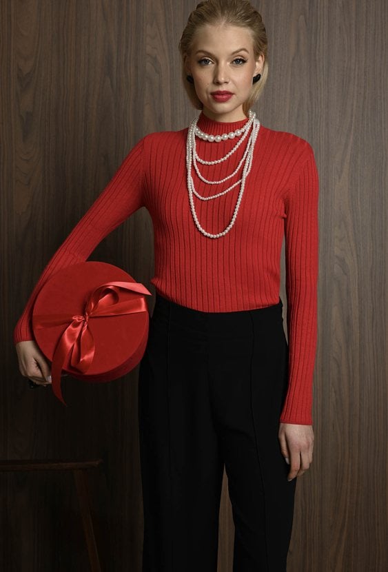 Dopasowany czarny golf w prążek