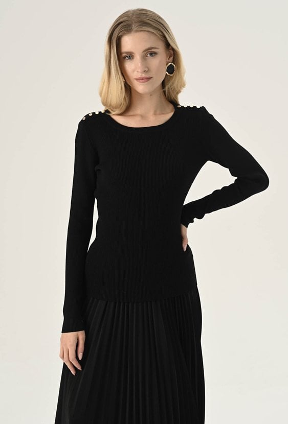 Czarny sweter w prążek z wiskozy