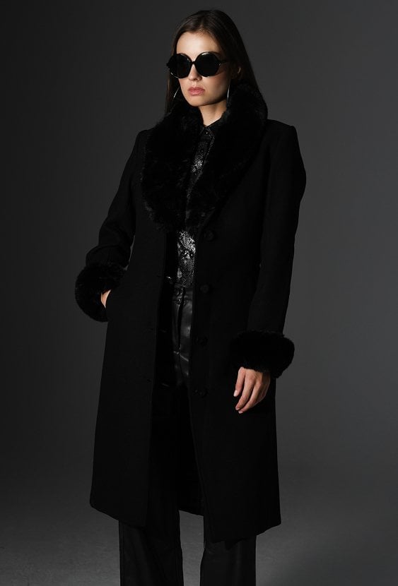 Stylowy płaszcz z odpinanym futerkiem